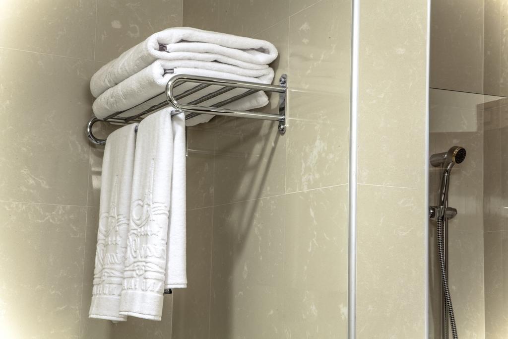 Caspian Riviera Grand Palace Hotel Актау Екстер'єр фото Towels in a bathroom