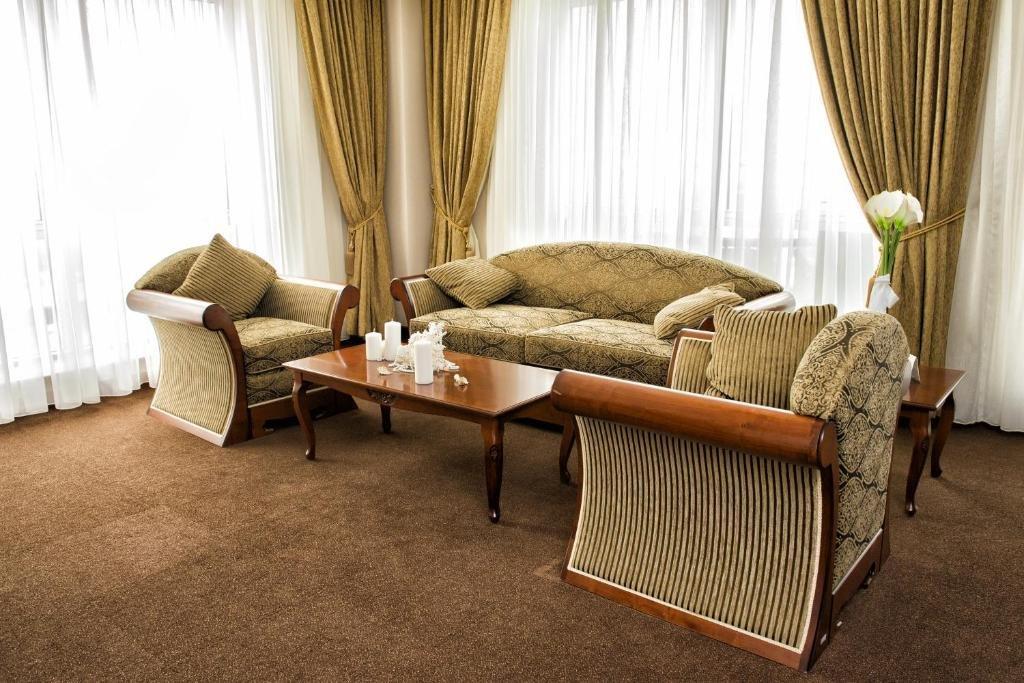 Caspian Riviera Grand Palace Hotel Актау Екстер'єр фото A living room with carpet flooring
