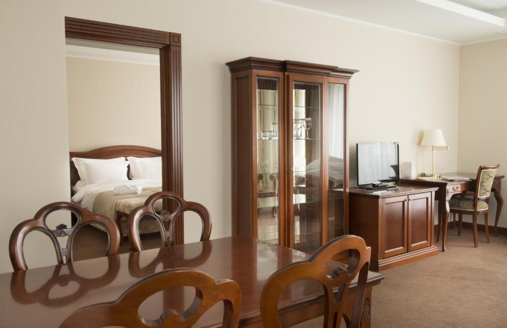 Caspian Riviera Grand Palace Hotel Актау Екстер'єр фото A typical room at the hotel