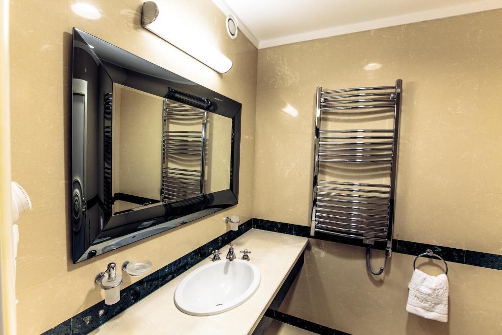 Caspian Riviera Grand Palace Hotel Актау Екстер'єр фото A heated towel rail