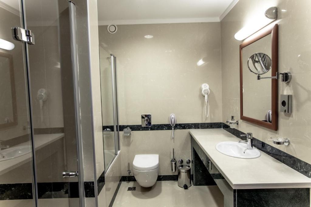 Caspian Riviera Grand Palace Hotel Актау Екстер'єр фото Bathroom in a hotel