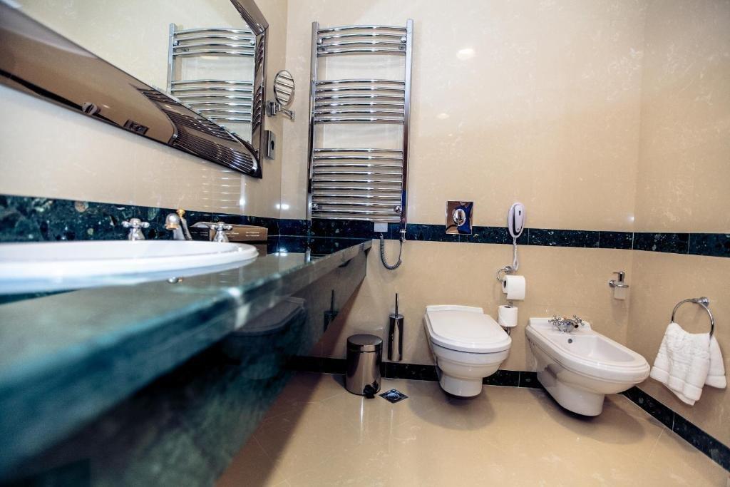 Caspian Riviera Grand Palace Hotel Актау Екстер'єр фото A modern bathroom