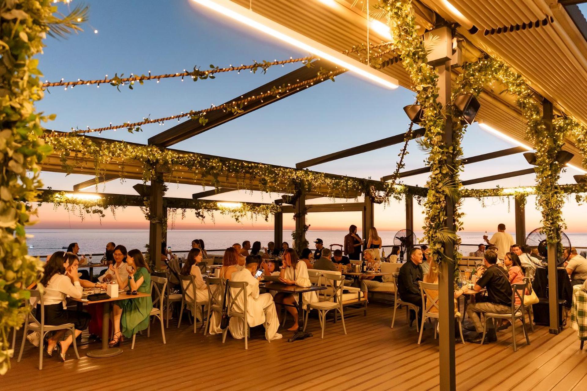 Caspian Riviera Grand Palace Hotel Актау Екстер'єр фото The Sky Bar