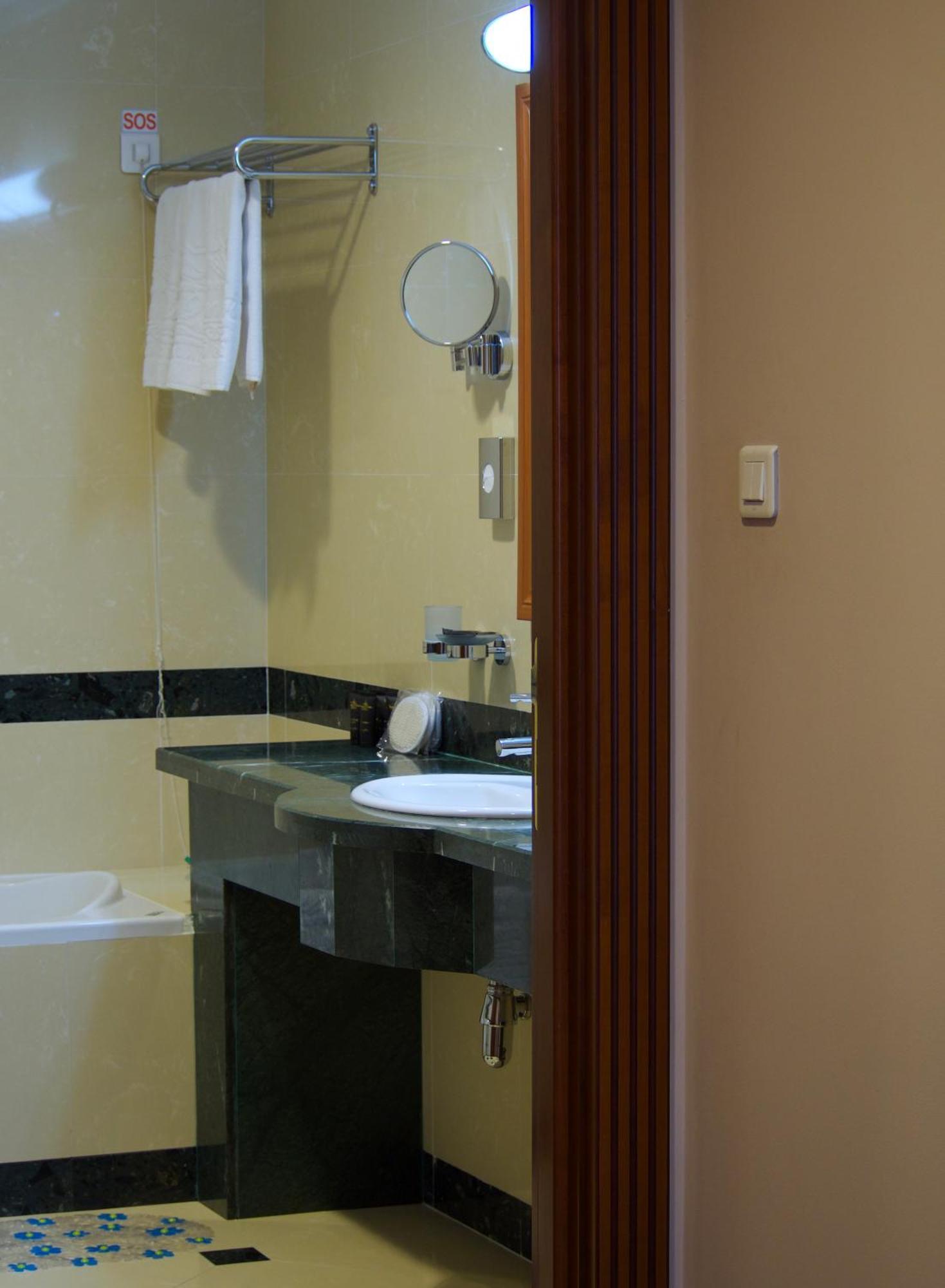 Caspian Riviera Grand Palace Hotel Актау Екстер'єр фото A bathroom in a hotel