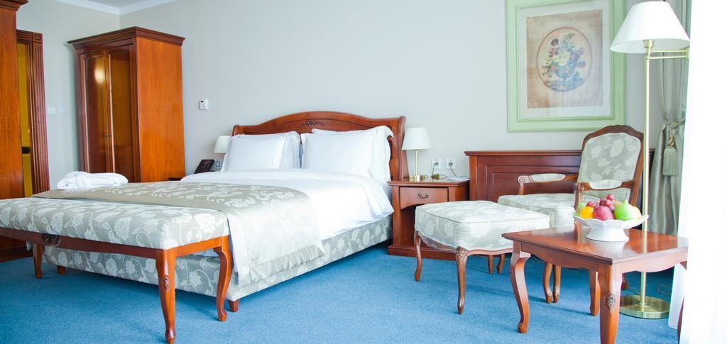 Caspian Riviera Grand Palace Hotel Актау Екстер'єр фото A bedroom at the hotel