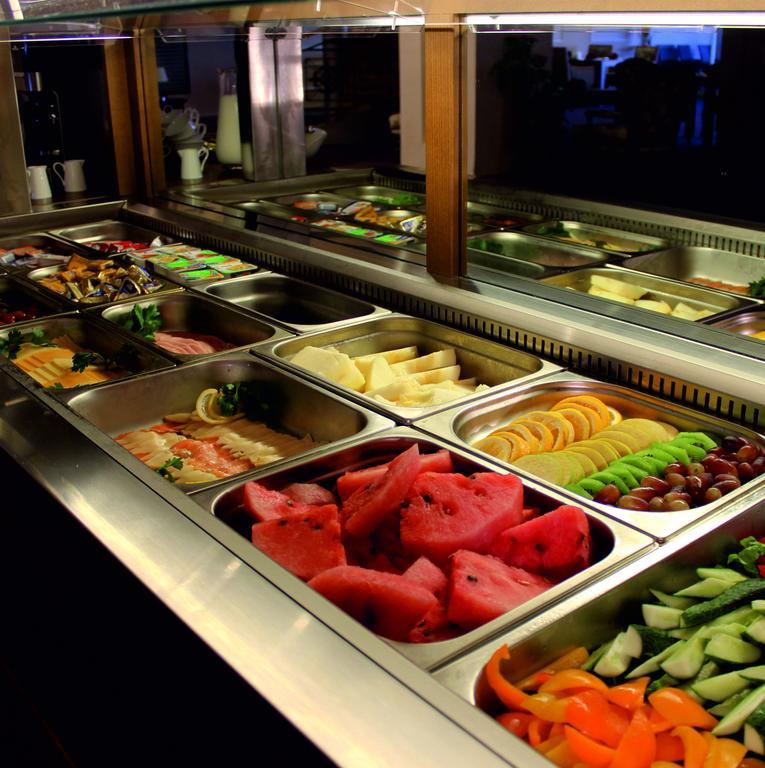 Caspian Riviera Grand Palace Hotel Актау Екстер'єр фото A salad bar