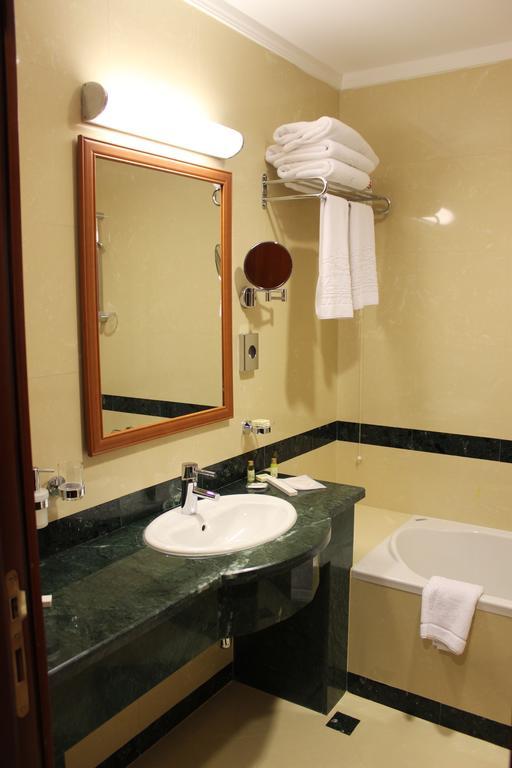 Caspian Riviera Grand Palace Hotel Актау Екстер'єр фото A bathroom in a hotel