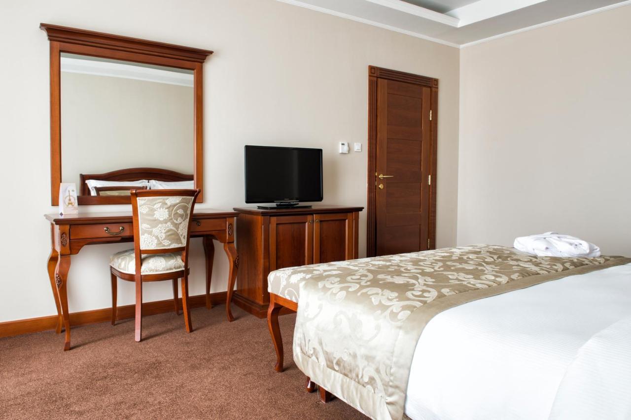 Caspian Riviera Grand Palace Hotel Актау Екстер'єр фото A room at the hotel